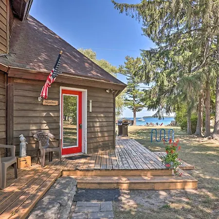 Lakefront Manitou Cottage Less Than 1 Mi To Downtown!